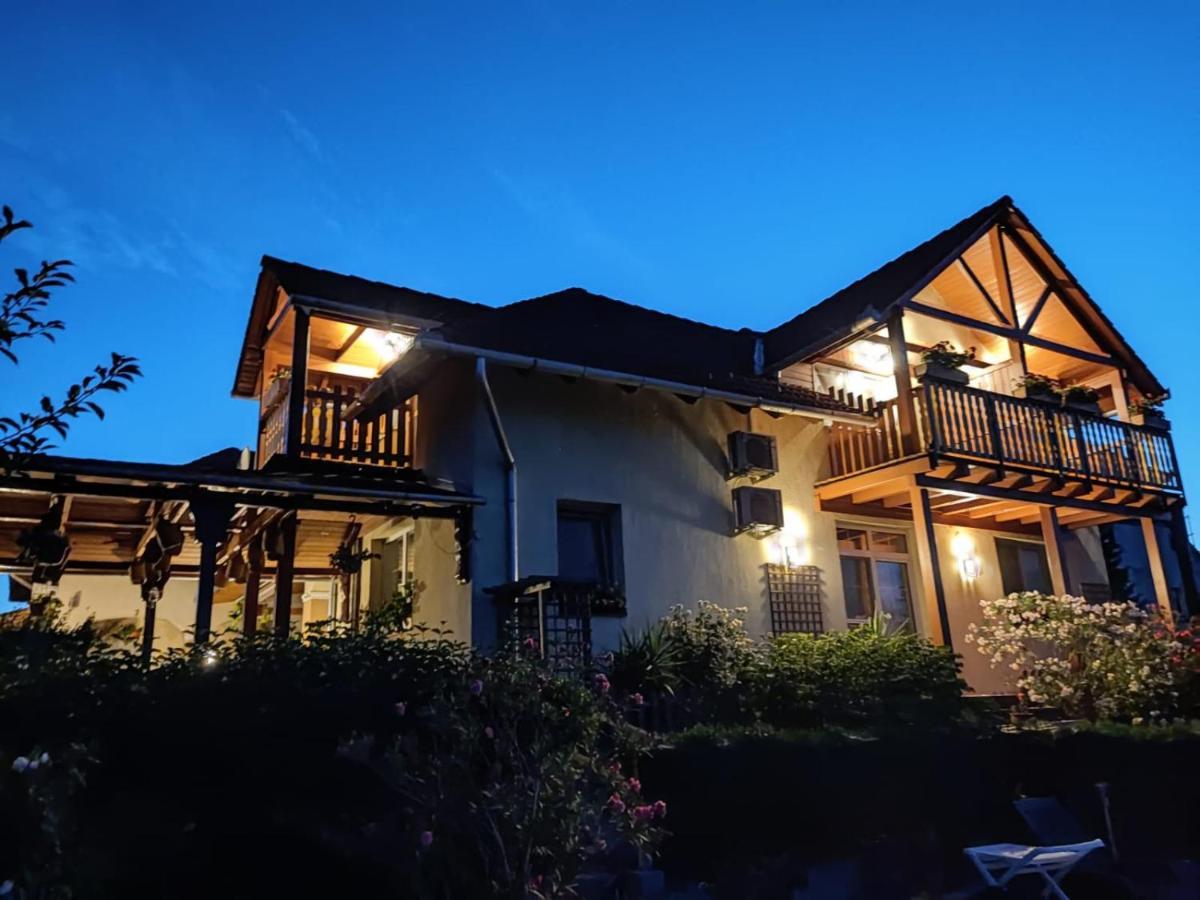 Haus Marika Hotel Siofok Ngoại thất bức ảnh